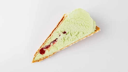 Пломбир фисташковый с малиной в вафельном рожке Пломбир фисташковый с малиной в вафельном рожке