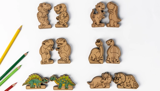 Набор с шоколадом молочным и подарком "Динозаврики"