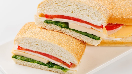 Мини-чиабатта с куриной ветчиной, омлетом и сыром (2 шт)