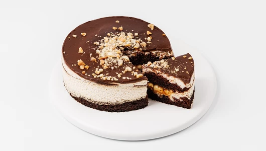 Торт шоколадный с карамелью и арахисом