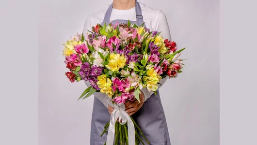 Букет из&nbsp;альстромерий микс под&nbsp;ленту 35 шт