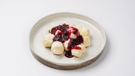 Ленивые вареники с ягодным соусом