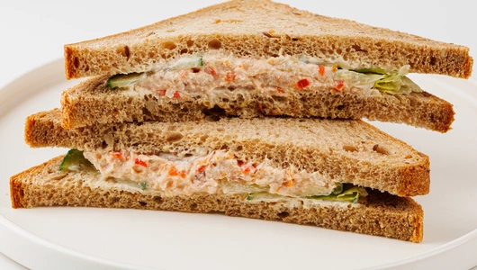 Клаб-сэндвич с куриным пате и копчено-вареным беконом