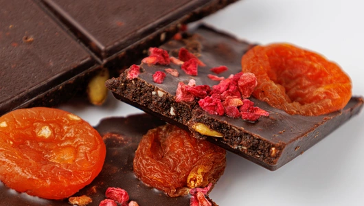 Шоколад темный на сиропе топинамбура абрикос и грецкий орех Шоколад темный на сиропе топинамбура абрикос и грецкий орех