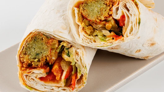 Сэндвич-ролл "Фалафель" с хумусом и овощами, кафе