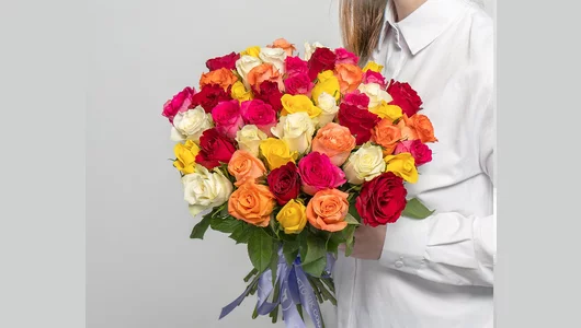 Букет из&nbsp;роз яркий микс 35-40 см (Кения) под&nbsp;атласную ленту 51 шт