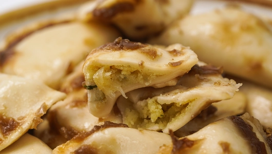 Вареники с картофелем и грибами с грибным соусом Вареники с картофелем и грибами с грибным соусом