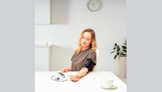 Измеритель АД и&nbsp;ЧП OMRON M2 Basic(тонометр) автомат+адаптер+унив.манжета (22-42смНЕМ-7121-ALRU