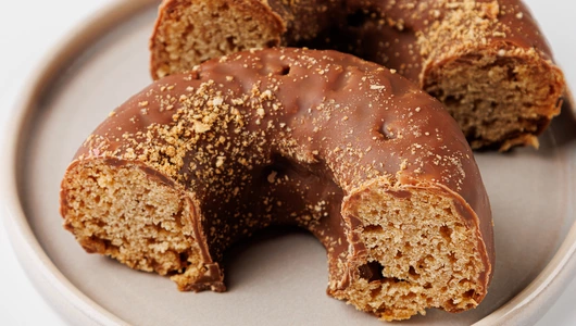 Пончик веган с семенами гречихи в шоколаде, кафе