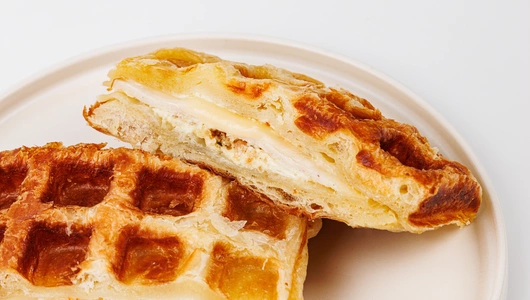 Вафля-сэндвич с ветчиной, сыром и соусом песто