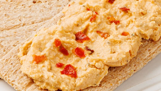 Хумус с вялеными помидорами