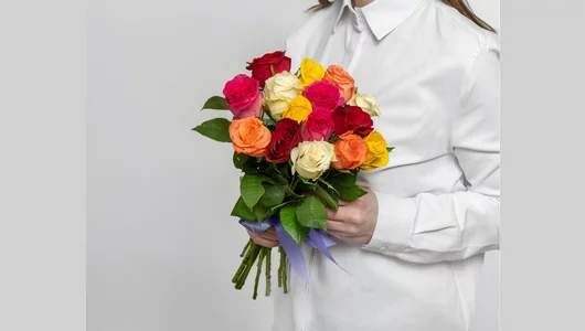 Букет из&nbsp;роз яркий микс 35-40 см (Кения) под&nbsp;атласную ленту 15 шт