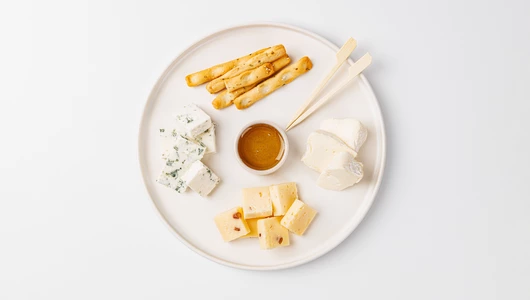 Сырная тарелка с медом и гриссини, 120 г