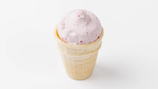 Пломбир "Черная смородина" в вафельном стаканчике