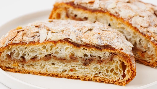 Улитка с миндальным кремом и корицей , кафе рег