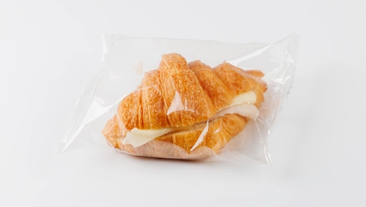 Круассан пшеничный с&nbsp;куриной ветчиной и&nbsp;сыром "Моцарелла"