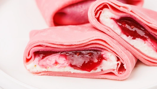 Налистники "Конвертики" с сырным кремом и малиновой начинкой