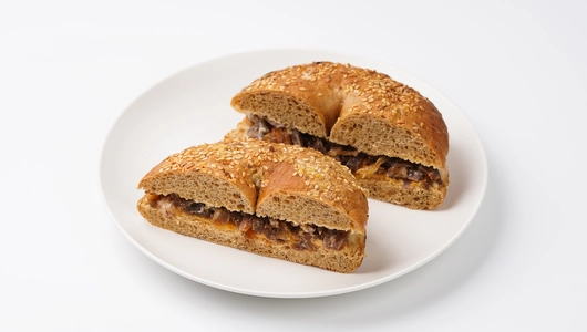 Бейгл с томленой говядиной