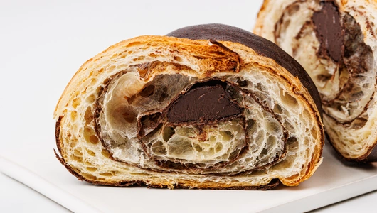 Круассан с шоколадно-ореховой начинкой, кафе Круассан с шоколадно-ореховой начинкой, кафе