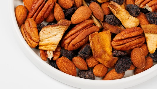 Смесь из орехов, сушеного манго и голубики