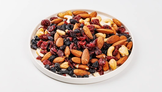 Смесь орехов с виноградом и клюквой Смесь орехов с виноградом и клюквой