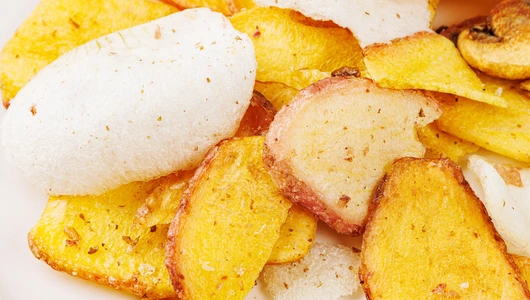 Снеки хрустящие из картофеля, грибов и лука