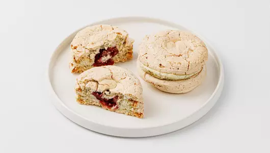 Меренга французская с тыкв. семечками и вишней Меренга французская с тыкв. семечками и вишней