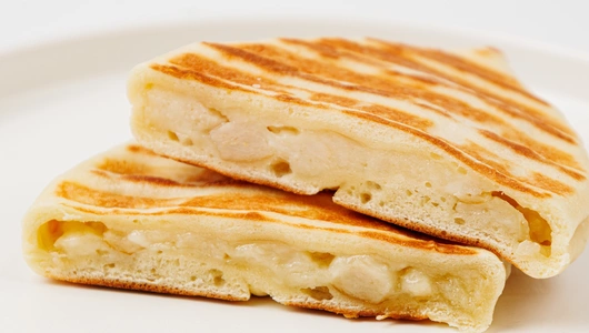 Лепешка с куриной ветчиной и сыром на гриле, кафе Лепешка с куриной ветчиной и сыром на гриле, кафе