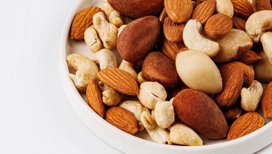 Смесь сушеных орехов (миндаль, кешью, бразильский орех), 100 г Смесь сушеных орехов (миндаль, кешью, бразильский орех), 100 г