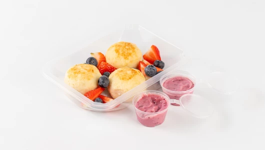 Сырники 3 шт со свежими ягодами и брусничной сгущенкой Сырники 3 шт со свежими ягодами и брусничной сгущенкой