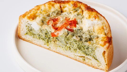 Киш с сыром и овощами, кафе