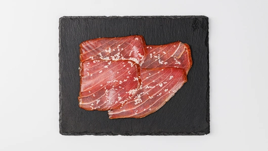 Тунец подкопченный с кунжутом, маслом и чесноком, 100 г