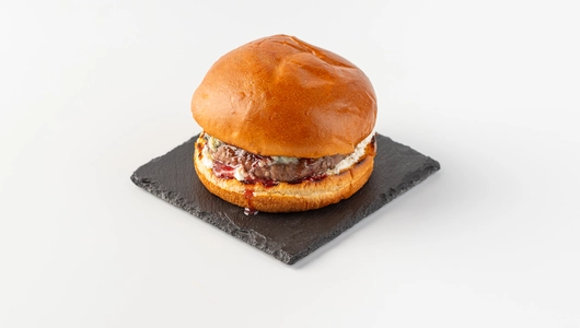 Мама бургер с голубым сыром и вишневым вареньем Мама бургер с голубым сыром и вишневым вареньем