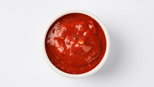 Соус для макарон с кусочками томатов, луком и чесноком Соус для макарон с кусочками томатов, луком и чесноком