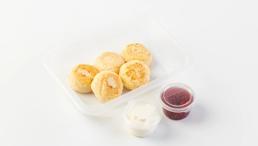 Мини-сырники со сметаной и малиновым вареньем Мини-сырники со сметаной и малиновым вареньем