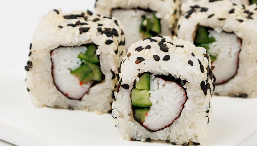 Ролл "Снежная Калифорния" с крабовыми палочками (имитация) СП Ролл "Снежная Калифорния" с крабовыми палочками (имитация) СП