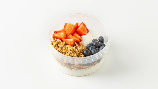 Парфе-гранола с голубикой, клубникой и йогуртом