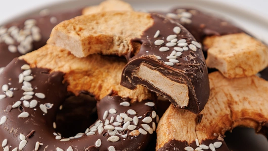 Яблочные кольца в темном шок. с кунжутом