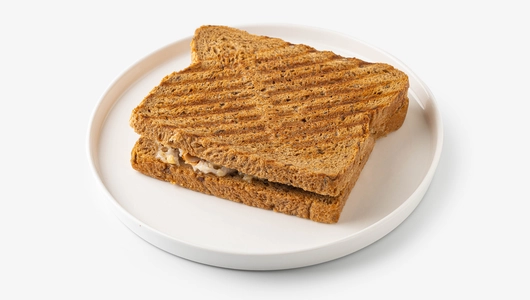 Сэндвич с курицей, беконом и омлетом, кафе