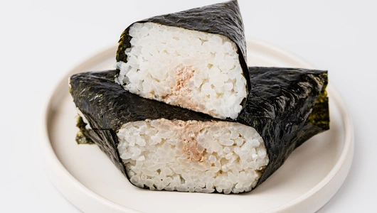 Онигири с тунцом в майонезе Онигири с тунцом в майонезе