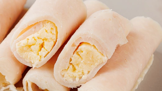 Рулетики из куриной ветчины с сыром Рулетики из куриной ветчины с сыром