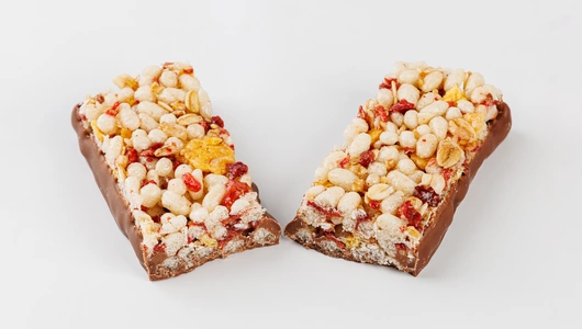 Батончик злаковый с клубникой в молочном шоколаде