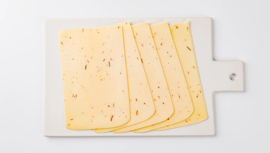 Сыр с чили и паприкой нарезка, 125 г