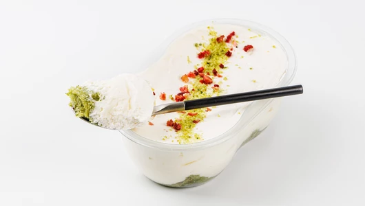 Десерт "Изумрудная нежность" с клубникой