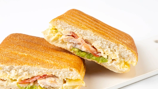 Чиабатта с курицей, пармезаном и соусом цезарь, кафе регионы Чиабатта с курицей, пармезаном и соусом цезарь, кафе регионы