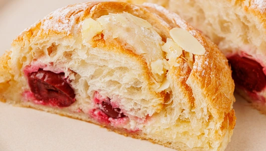 Улитка миндальная с вишней. Пекарня