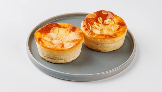 Сырники на миндальной муке с сиропом топинамбура, кафе