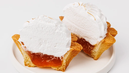 Корзиночка с белковым кремом и абрикосовым джемом, кафе