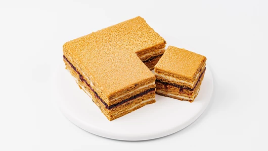 Торт "Медовик карамельный с черной смородиной"