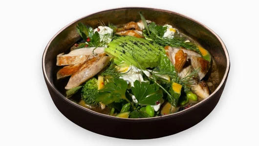 Зеленый салат и страчателла с куриной грудкой